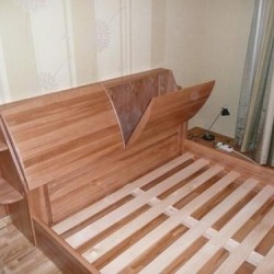 koka gulta ar veļas nodalījumiem